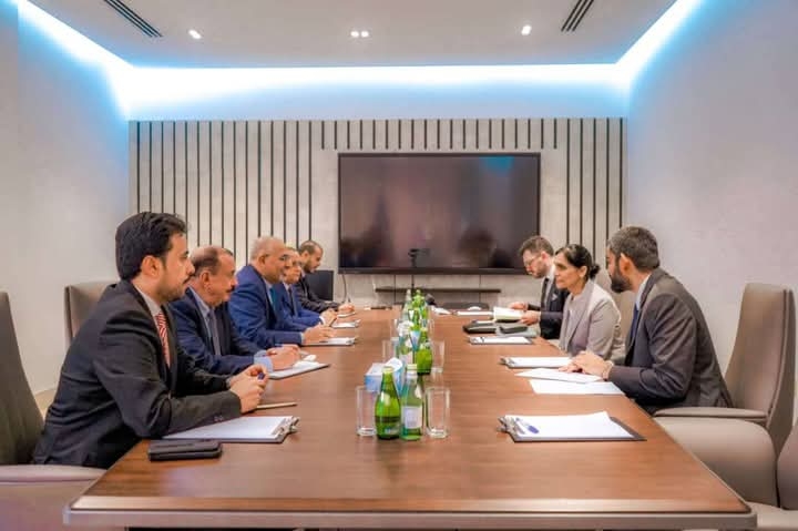 الرئيس 'الزُبيدي' يبحث المستجدات السياسية والحلول العاجلة لأزمة الكهرباء