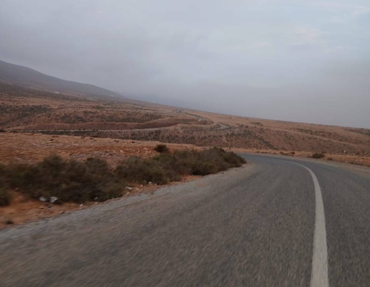 طريق سيدي وارزك: حوادث متكررة وغياب لافتات التحذير يطرح سؤالاً: من يتدخل؟