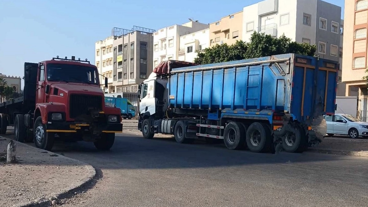 أكادير: استمرار توقف الشاحنات وسط حي سكني يؤرق السكان، ويطلق دعوات احترام القانون
