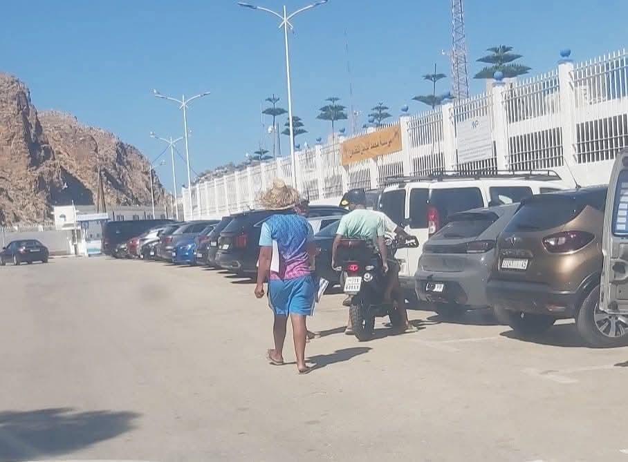 ابتزاز علني في "مواقف" مجانية بالحسيمة… والمواطنون يطالبون بالتدخل