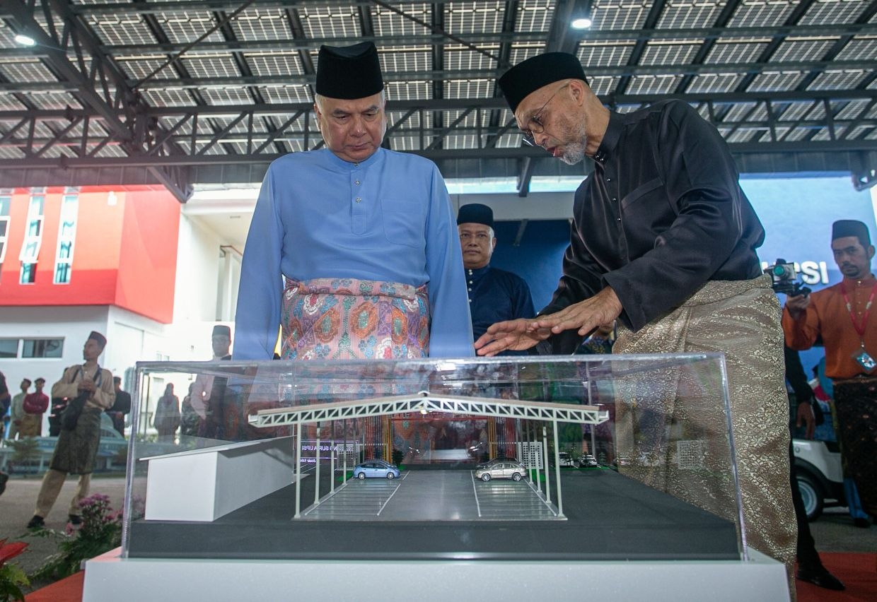 Perak Ruler Sultan Nazrin officiates at UPSI's Solar Arch launch