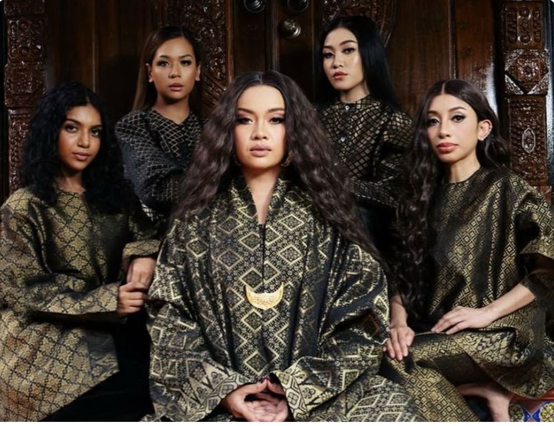 The ever-likeable Mimi Fly is soaring now as her phenomenal Raya hit 'Serumpun' goes past an incredible 10.6 million hits in YouTube