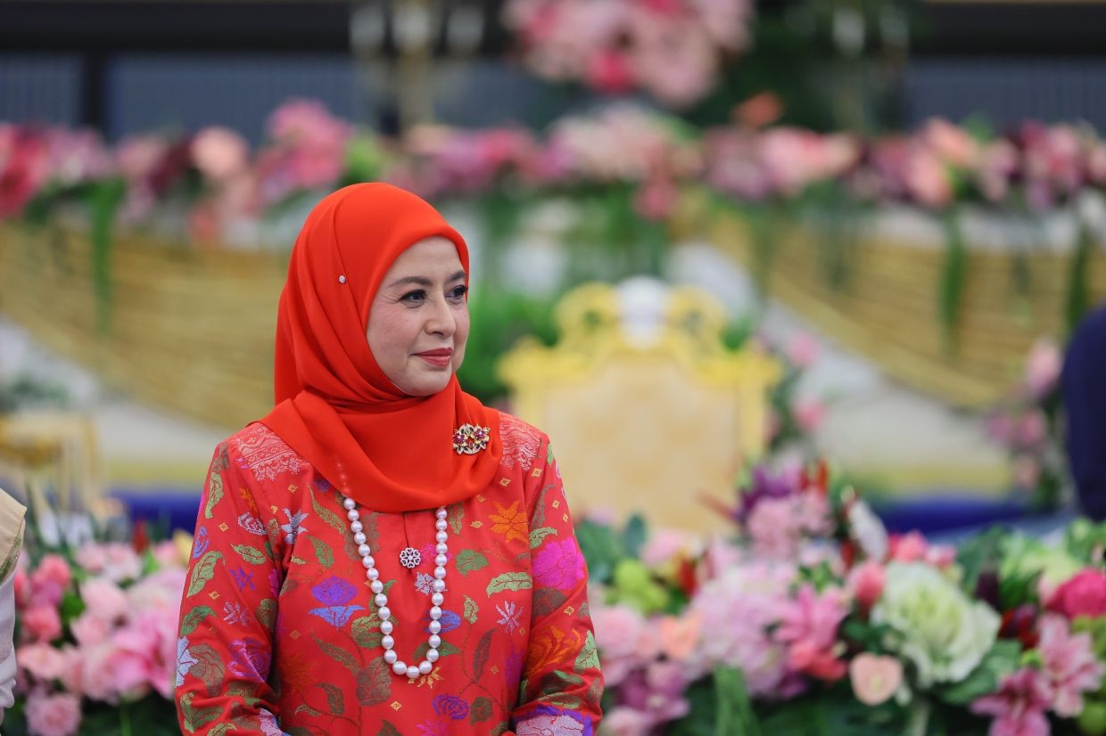 Queen graces tea reception with artistes, national figures