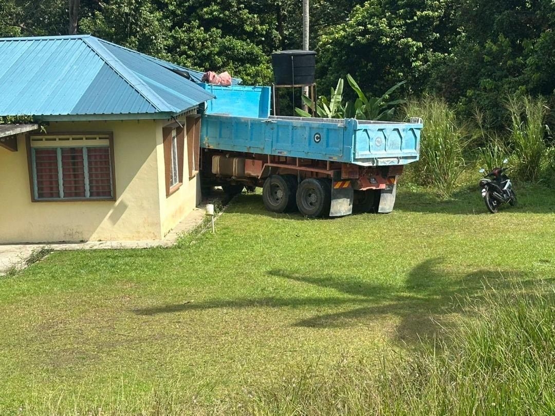 QuickCheck: Did a lorry crash into a house in Kahang, Kluang?