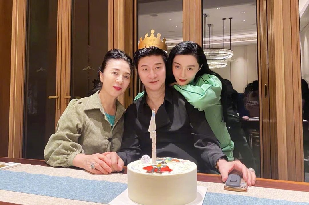 Fan Bingbing posts rare pic with parents, 74YO dad goes viral for youthful looks