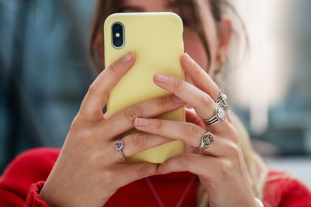 Phone users being bombarded by scamming 'onslaught,' survey finds