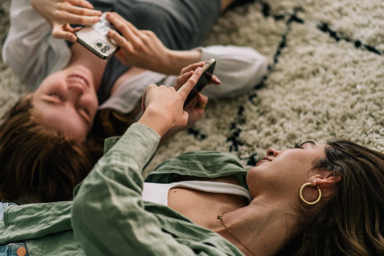 'Dopamine detox': Why it pays to put your phone away