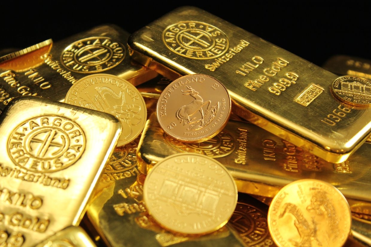 Gold heads for weekly fall as fewer Fed rate cut prospects weigh