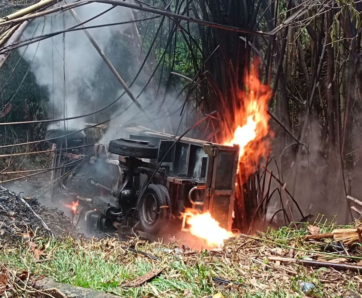 Two injured as lorry carrying LPG cylinders catches fire in Sandakan
