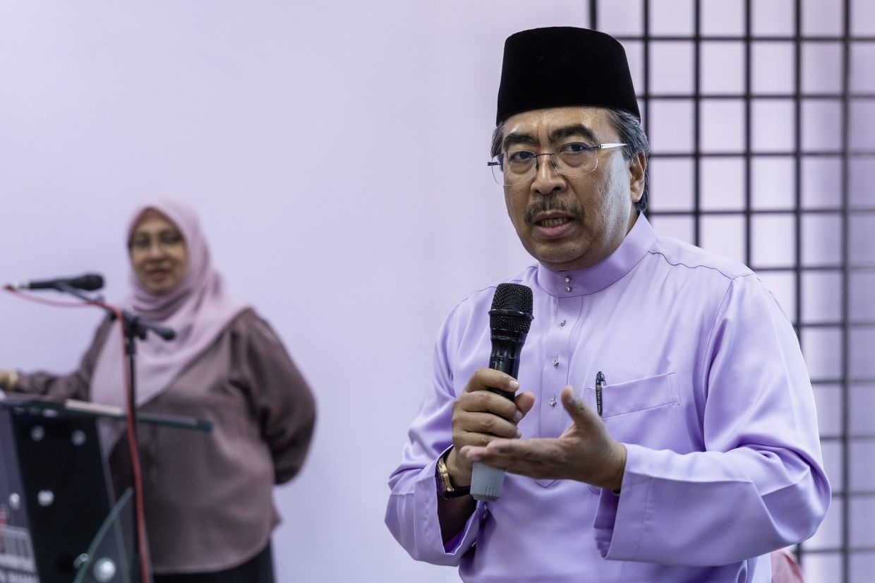 Hire local TVET grads first before foreign workers, Johari tells plantations