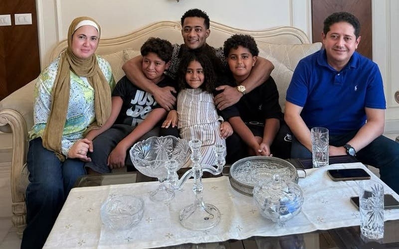 محمد رمضان يُنهي الجدل ويُعلن الصلح مع عائلة الطفل 'عمر': 'علي وعمر إخوات'