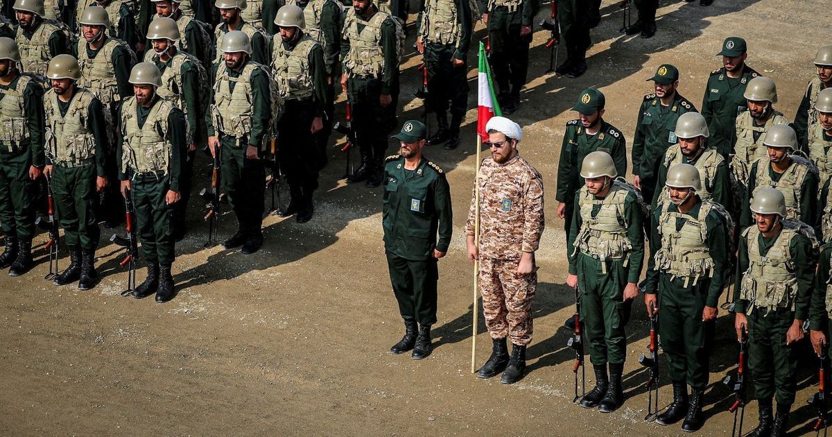 الحرس الثوري والقوات المسلحة.. لماذا تمتلك إيران جيشين؟
