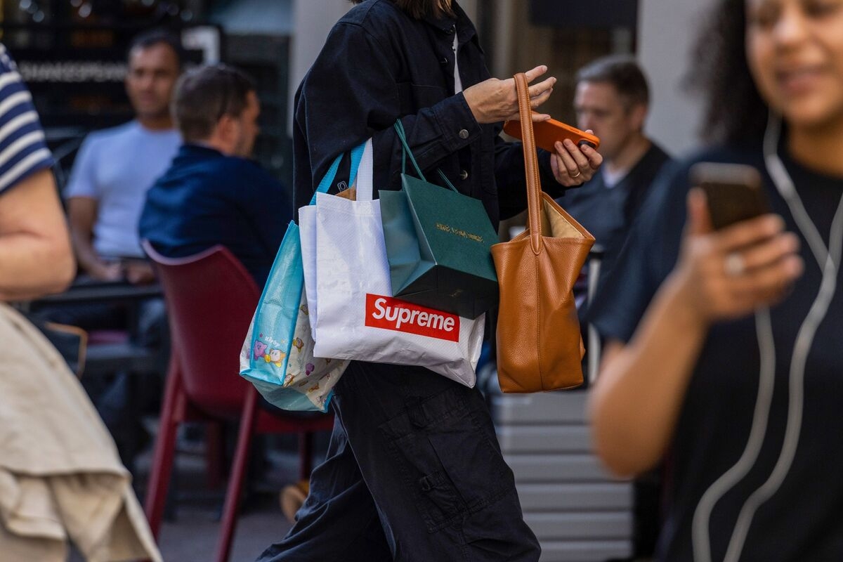 Gen Z Drives Britain's Consumer Confidence to Highest This Year