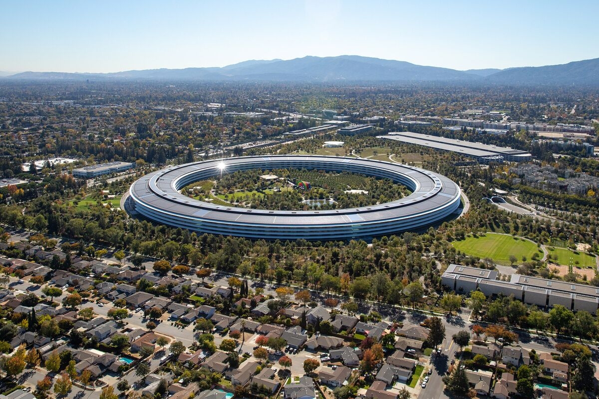 Apple Will Need to Leave Its M&A Comfort Zone to Succeed in AI