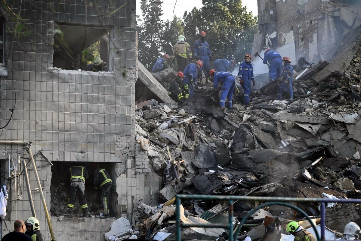 Russian Air Strikes Pound Kyiv as Trump Goes Slow on Sanctions