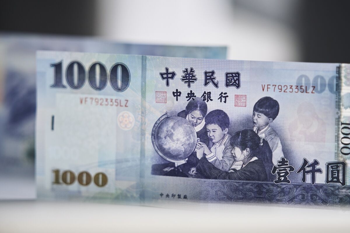 Taiwan's Money-Market Rate Slump May Delay Central Bank Easing