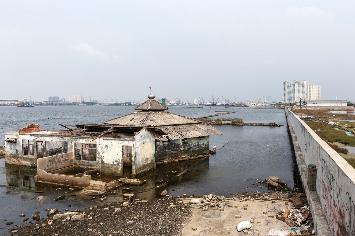 Indonesia Plans to Start Building $80-Billion Giant Sea Wall
