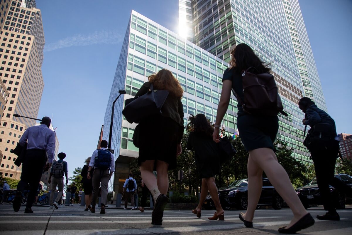 Private Credit Rolls Loans Into New Funds to Pay Back Investors