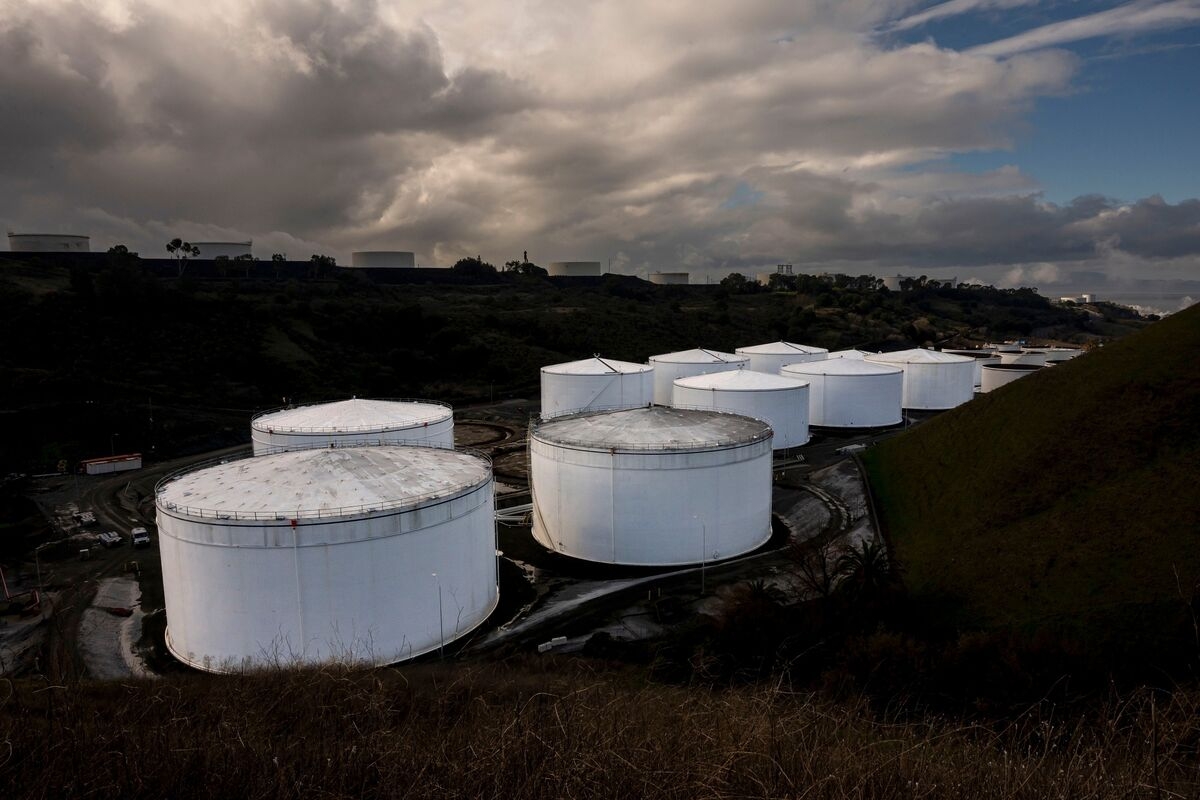 Biggest US Oil Stockpile Drop in a Year Shows Tightening Market