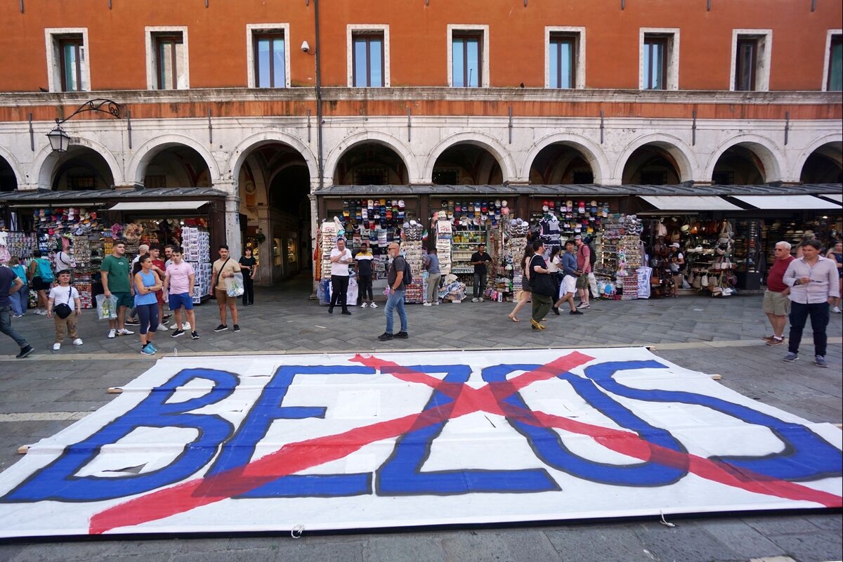 Bezos Wedding Draws Protests, Soul-Searching Over Tourism in Venice
