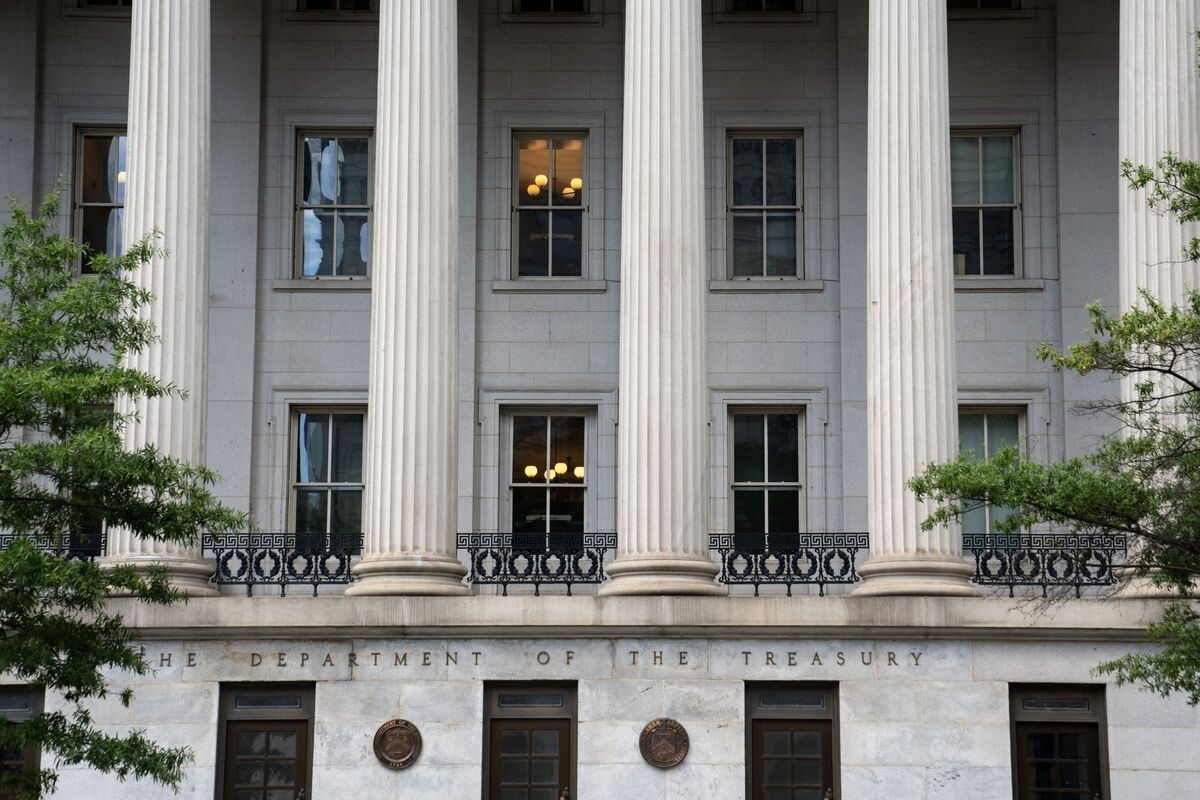 US Downgrade Sounds Alarm for Hong Kong Funds Holding Treasuries