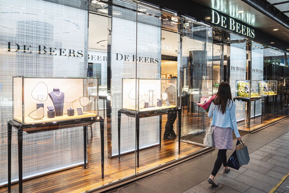 De Beers Draws Interest From Ex-CEOs as Anglo Starts Sale