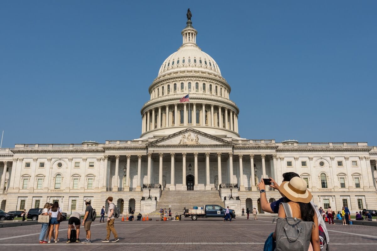 Tax Bill Lacks Votes as Senate Aims for SALT, Medicaid Deals