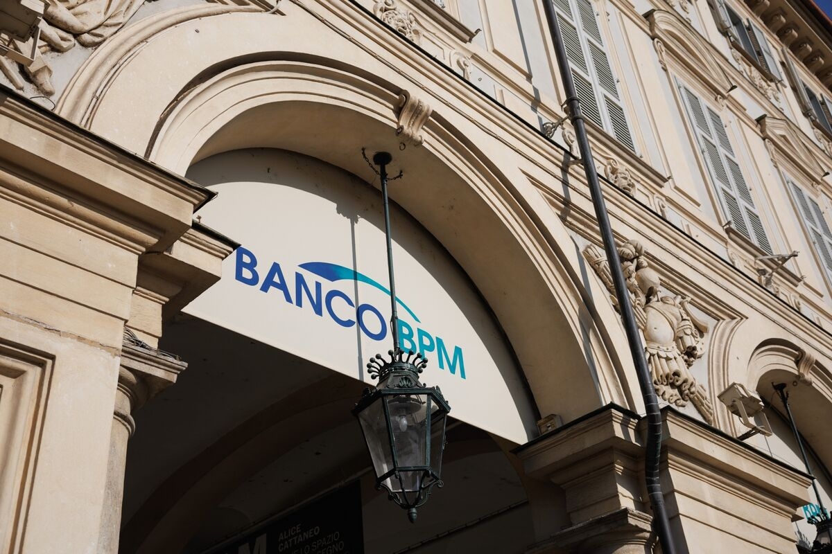 UniCredit Taps Adviser for BPM Bid Branch Sales Amid Deal Doubts