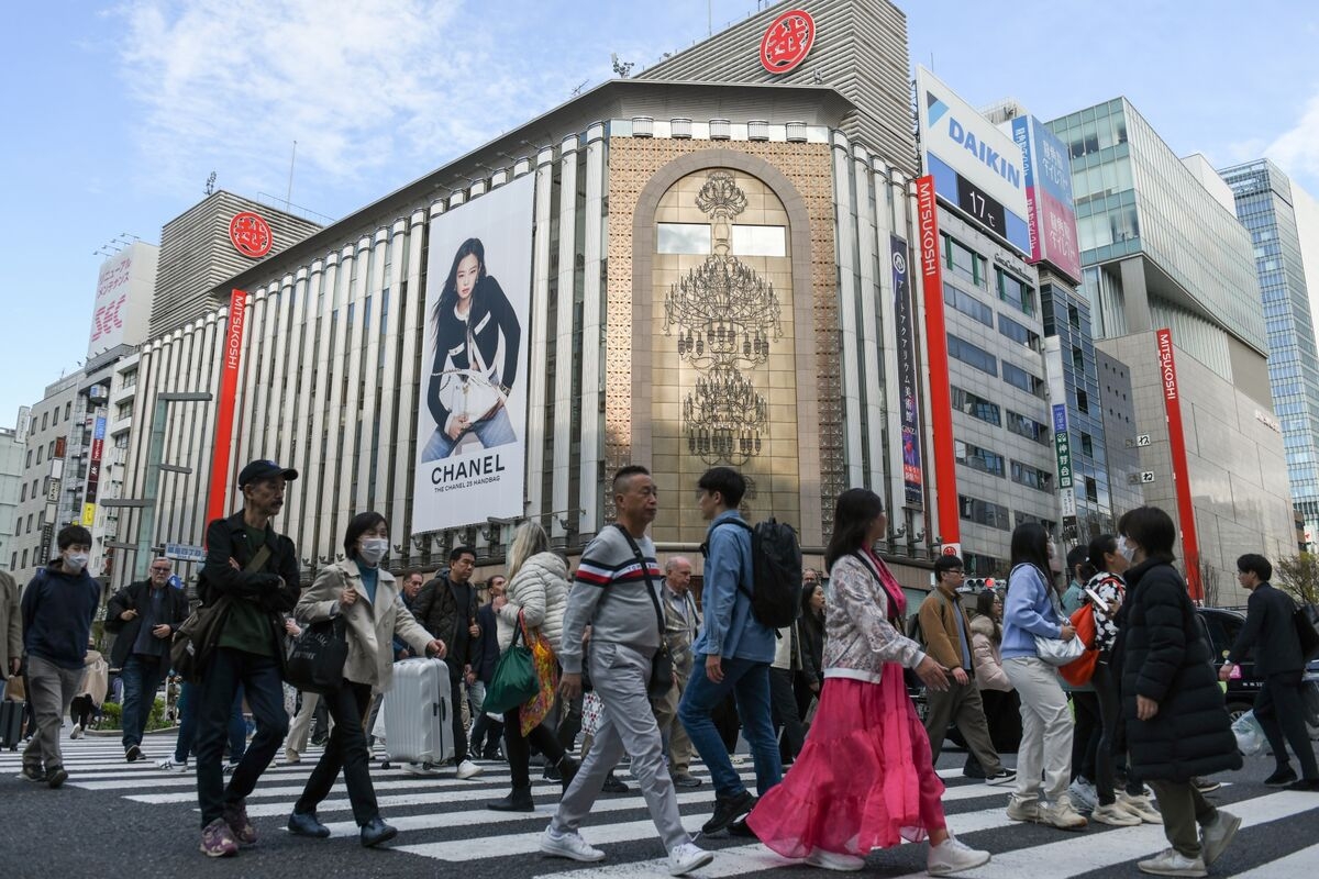 Japan's Household Spending Falls as Inflation Stays Elevated