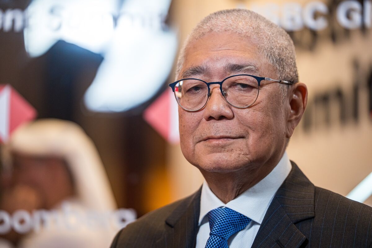 Philippine Central Bank Chief Calls Peso Intervention ‘Futile'