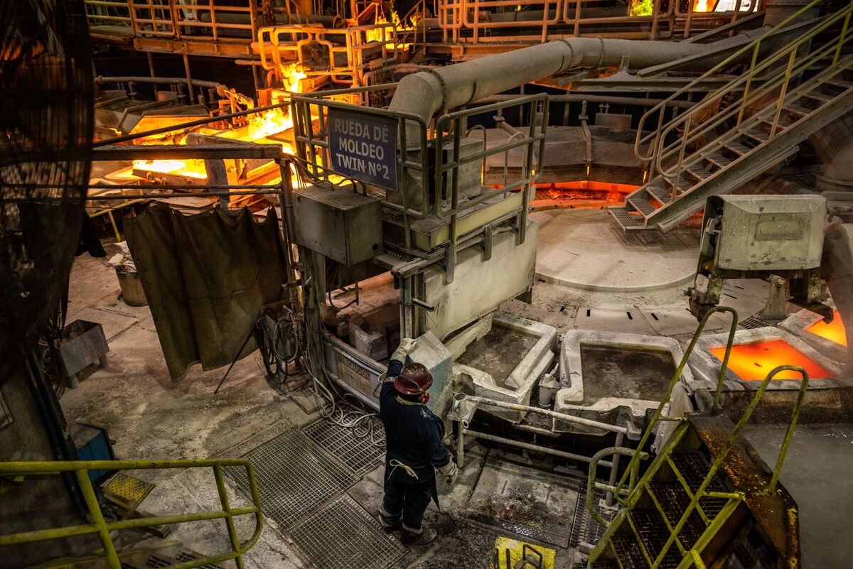 Chile Copper Miner Offers Chinese Smelters Negative Processing Fees as Talks Start