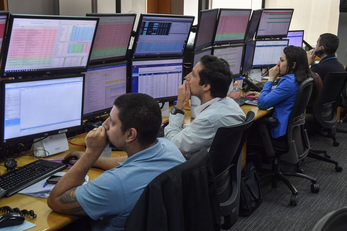 Cracks Are Forming in CLO Market as ETFs on Record Selling Spree