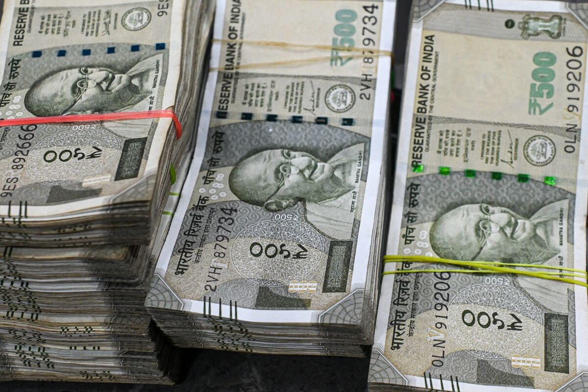Rupee's Fall Near Key Level to Test RBI's Tolerance for Swings