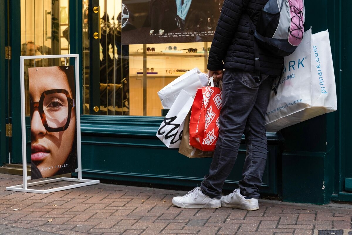 UK Consumer Confidence Rises, Extending a ‘Fragile' Rebound