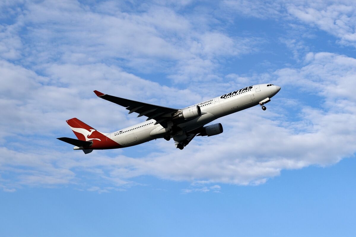 Lone Qantas Bear Warns Rally at Risk From $13 Billion Fleet Tab