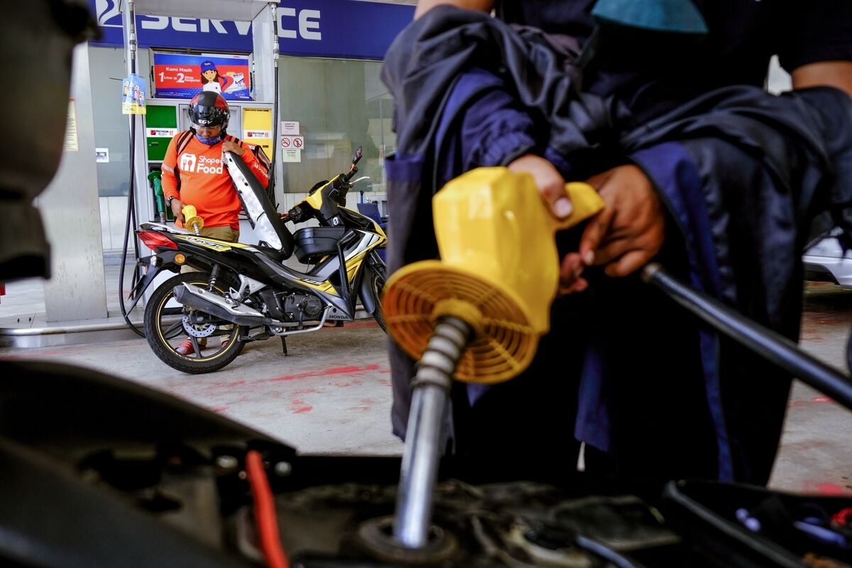 Malaysia Committed to 2025 Petrol Subsidy Cut But No Fixed Date