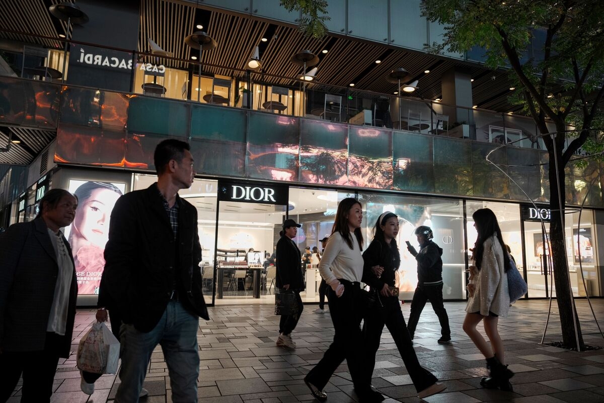 LVMH Said to Warn of Continued Luxury Weakness Amid China Woes