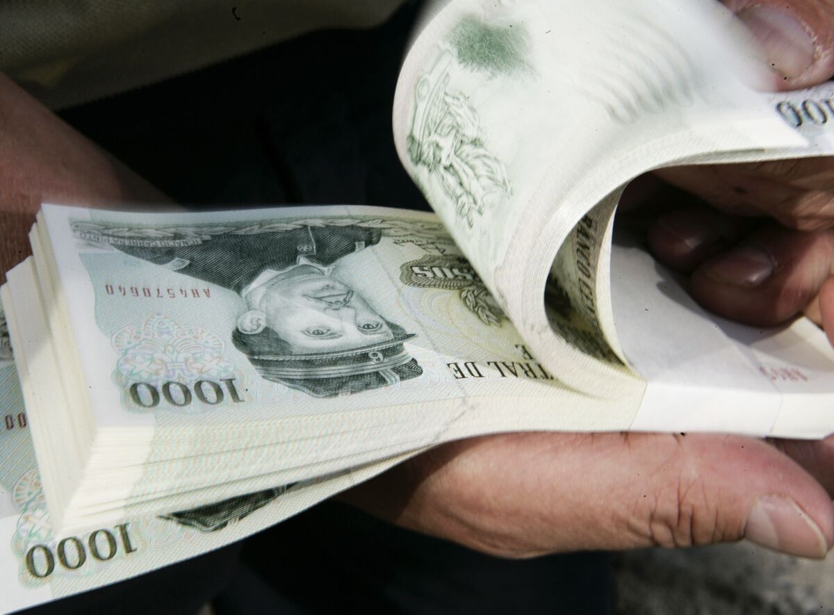 Carry Trades Roar Back Into Favor as Emerging Currencies Rally
