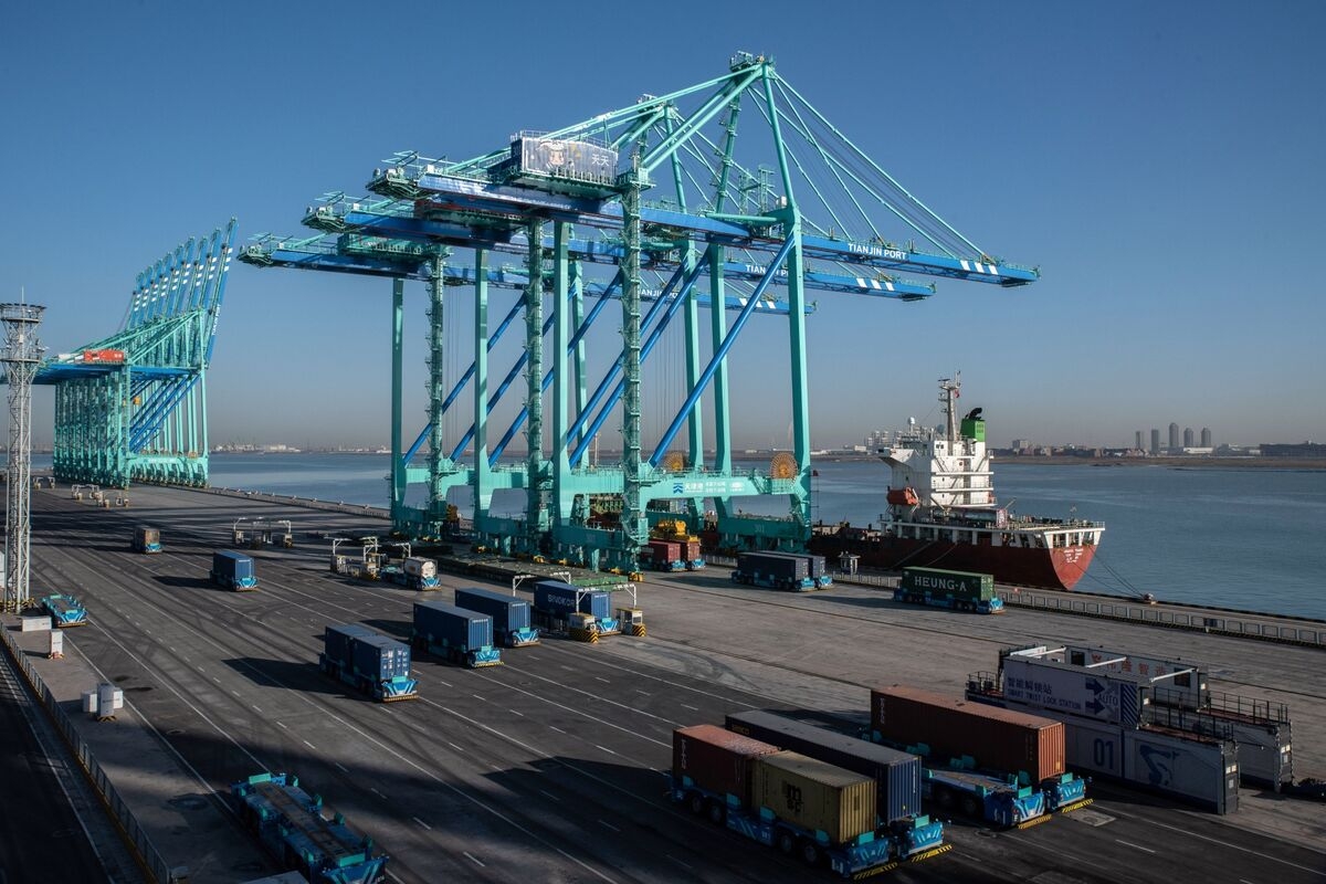 S&P 500 Declines With Renewed Trade Tensions Dampening Sentiment