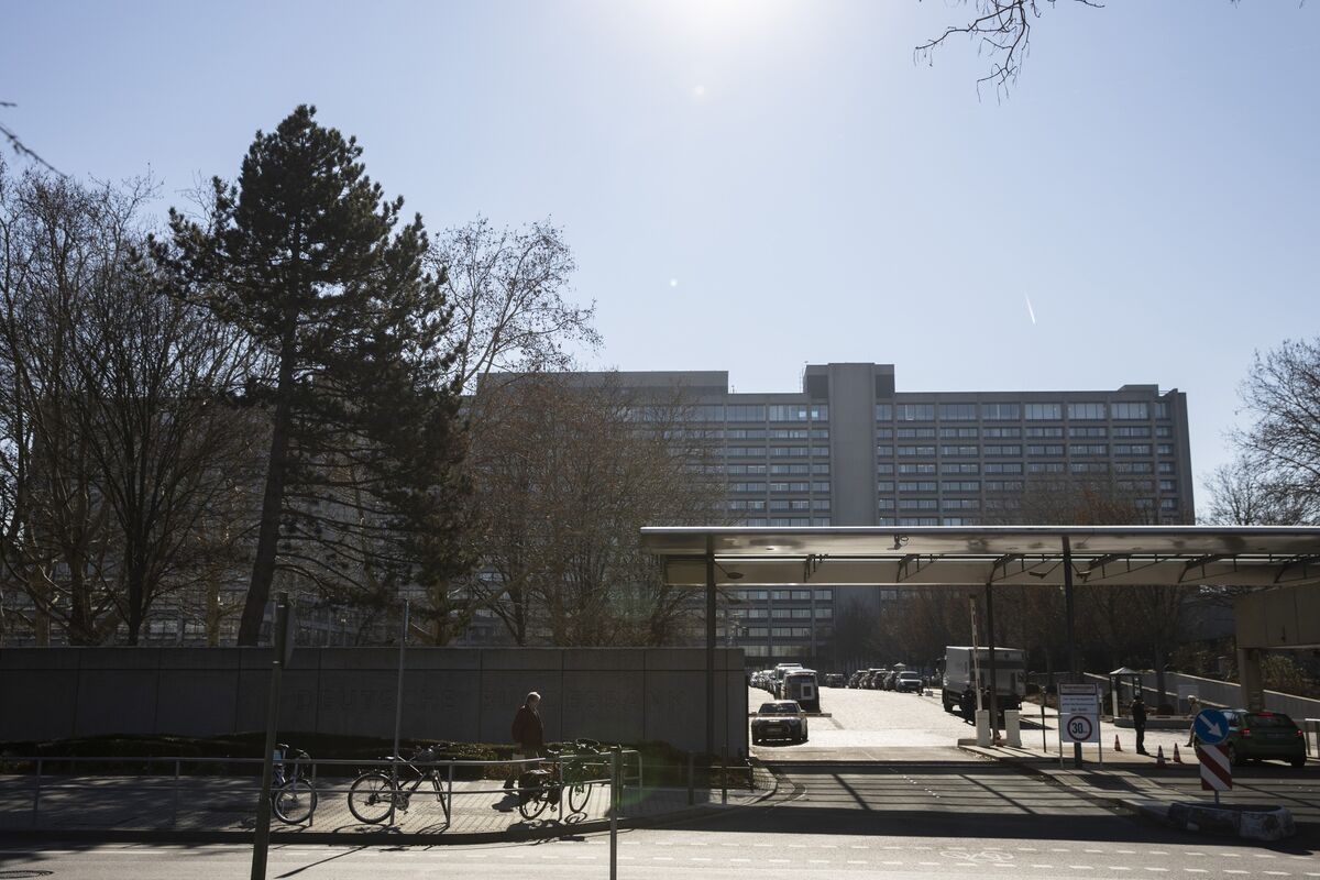 Germans Must Work Longer, Bundesbank Says in Swipe at Government