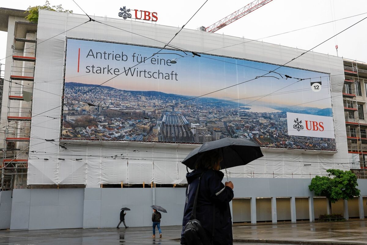 Swiss Outlook Cut at UBS With Warning on Trump's Pharma Push