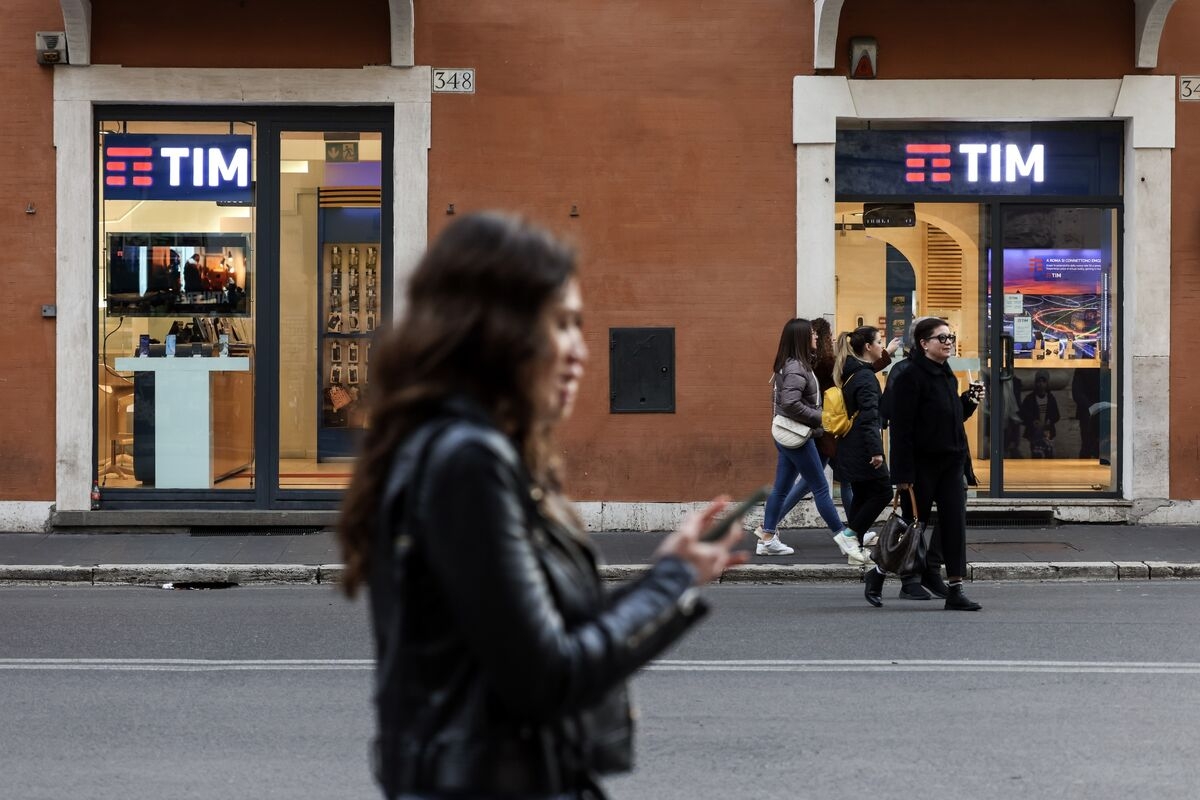 Telecom Italia in Talks to Amend Loan Facility, Messaggero Says