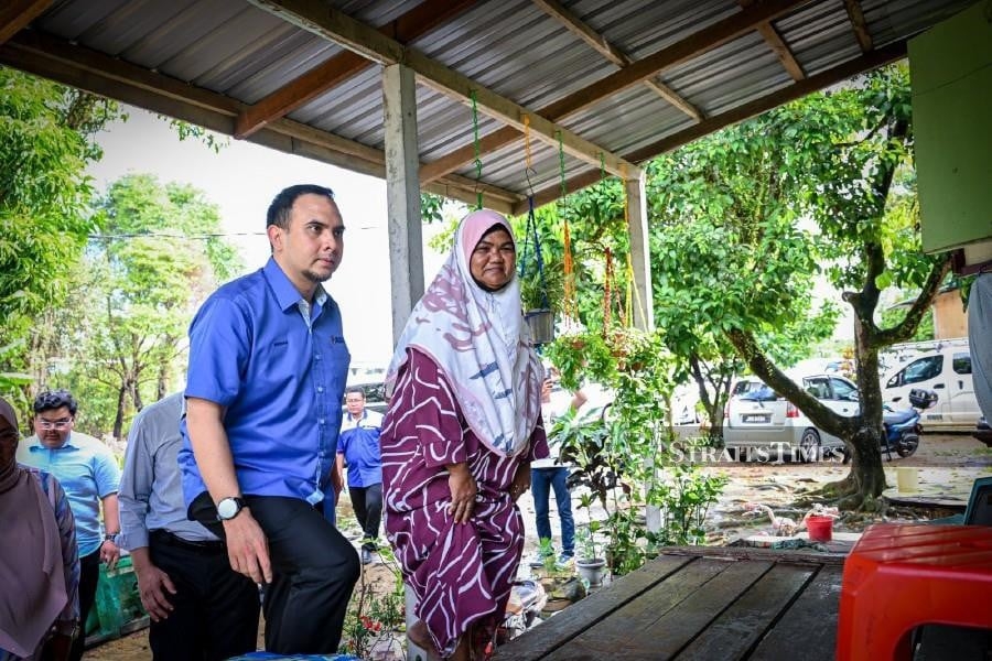 PM extends aid to struggling single mother, student