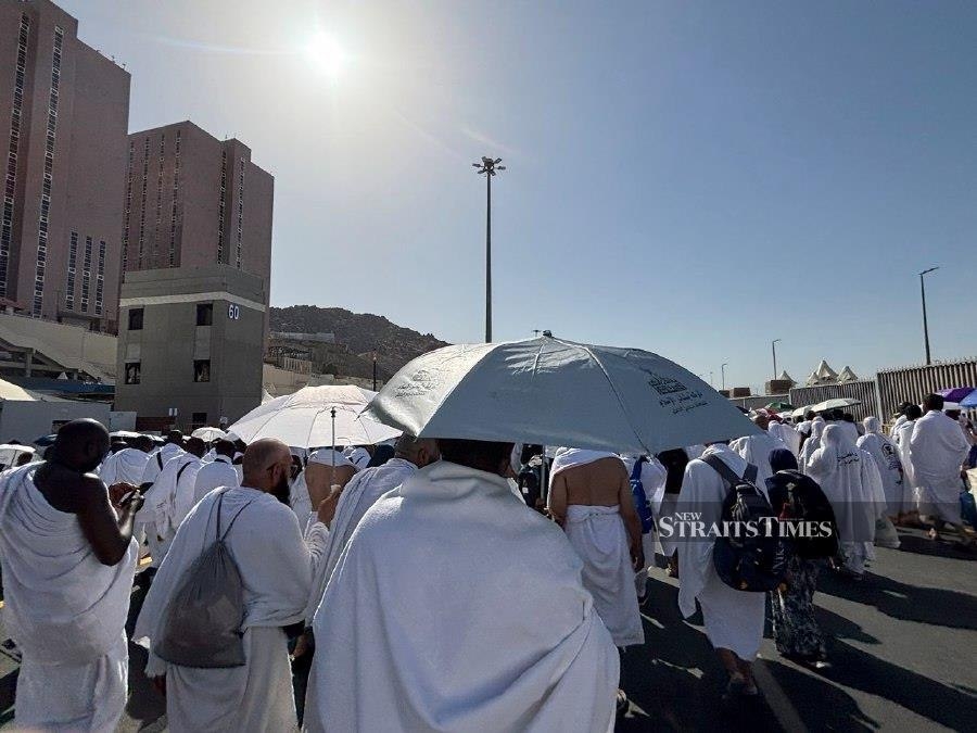 Elderly pilgrim collapses in Mina as heat hits 44°C