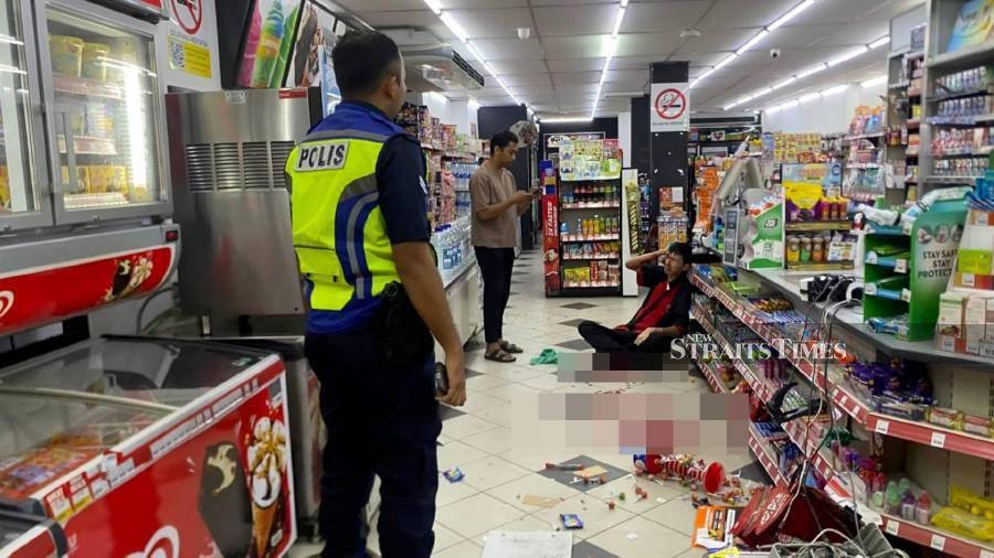 Police hunt robber who attacked store worker with baseball bat