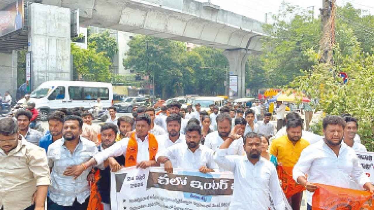 ABVP stages dharna, seeks action against corporate colleges