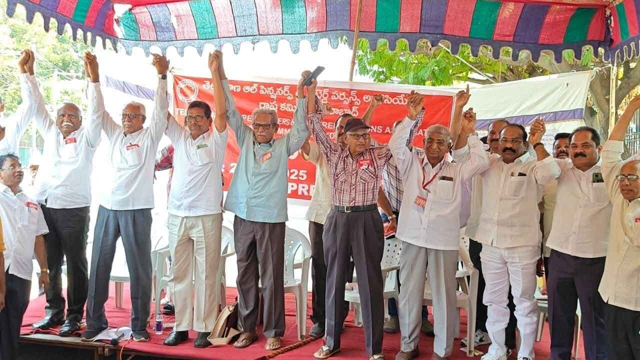 Retd employees demand immediate payment of dues