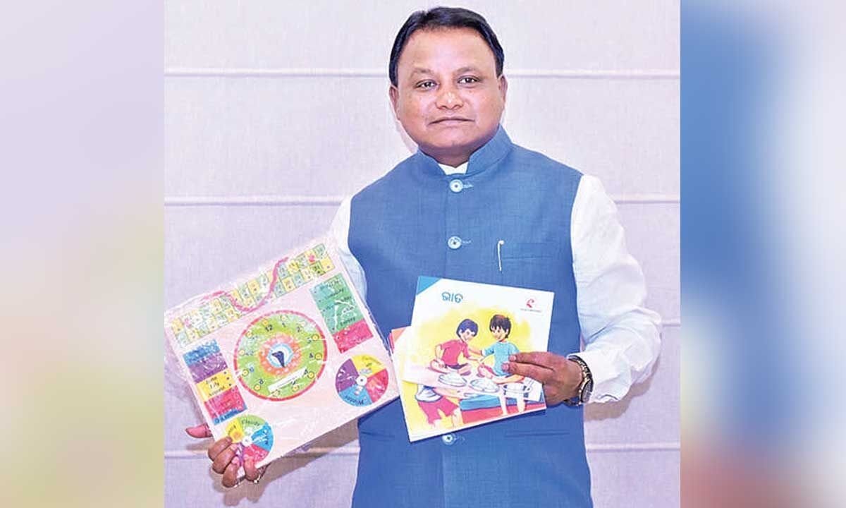 CM reviews ‘Jadu Pedi' learning kits