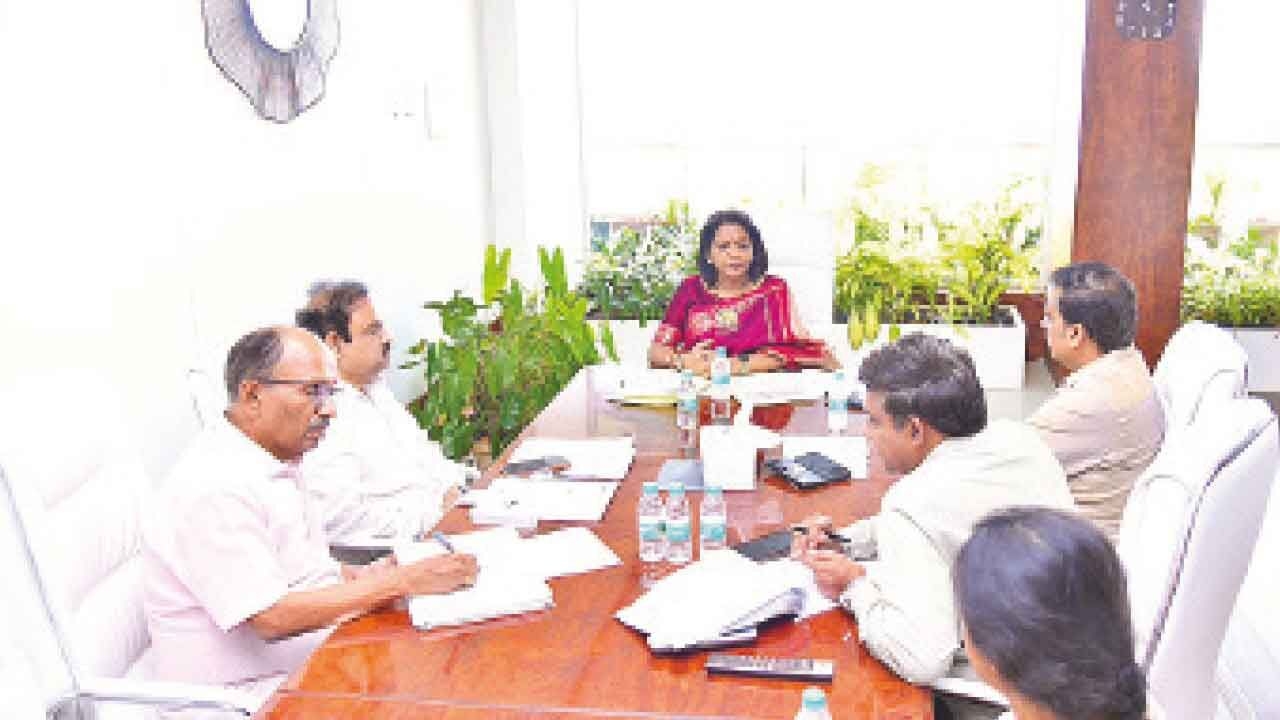 Mayor hands over compensation to affected families