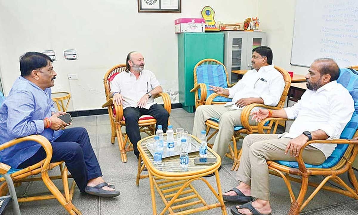 Ministers discuss humanitarian services with RDT director